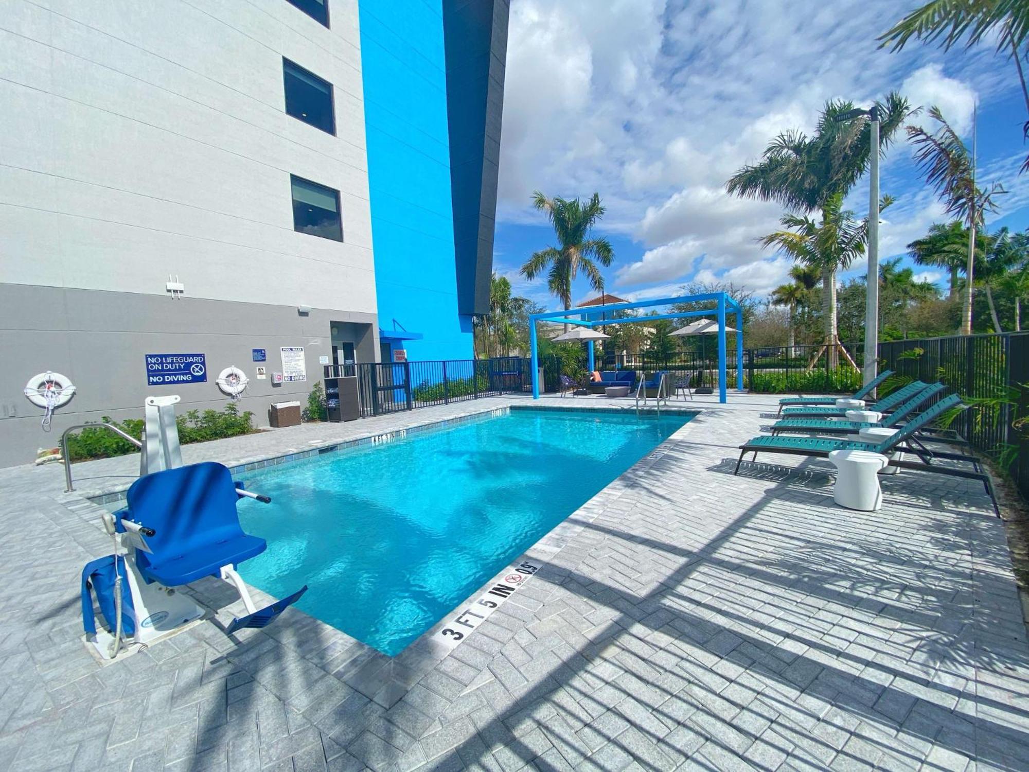 Tru By Hilton Miramar Hotel Exterior photo